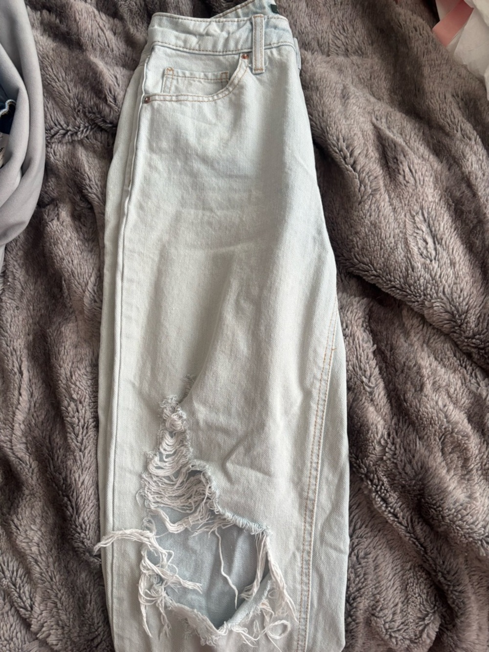 wild favle Light Wash Distressed Jeans with Knee Rip